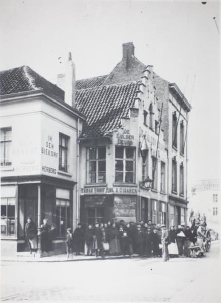 Rechtestraat te Lier omstreeks 1914. Het ouderlijk huis Van In en papierhandel 'De Gespoorden Haan' is het huis rechts, waarvan enkel de gevel zichtbaar is.
